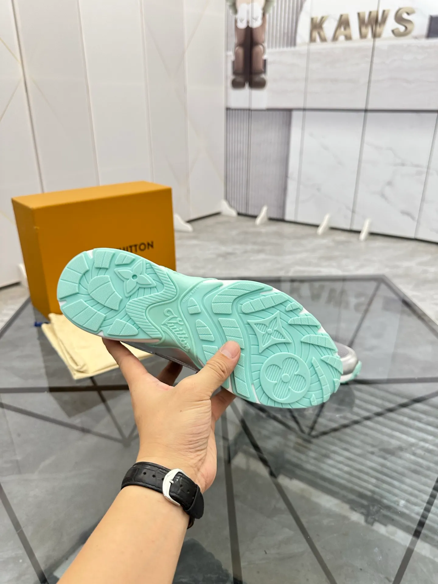 Men's shoes: 💰P660¥ Top quality Product trademark: LV* "Louis Vuitton*" low-top casual shoes Regular size: 35-44 (can be customized to 45.46) Couple style Product materials: Upper imported cowhide stitching original material, breathable lining, original outsole. Number: H218